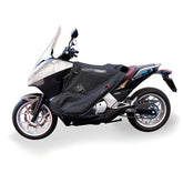 Coprigambe Termoscud R095X, un coprigambe impermeabile con fodera termica. In uso su scooter. Di Tucano Urbano.